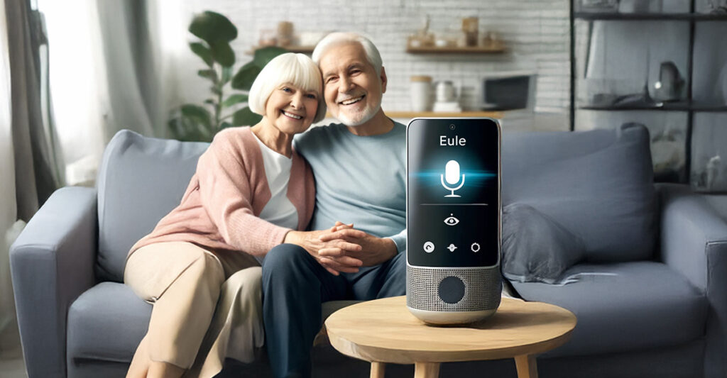 Zwei ältere Menschen die auf einem Sofa sitzen im Vordergrund ein Home Monitoring System